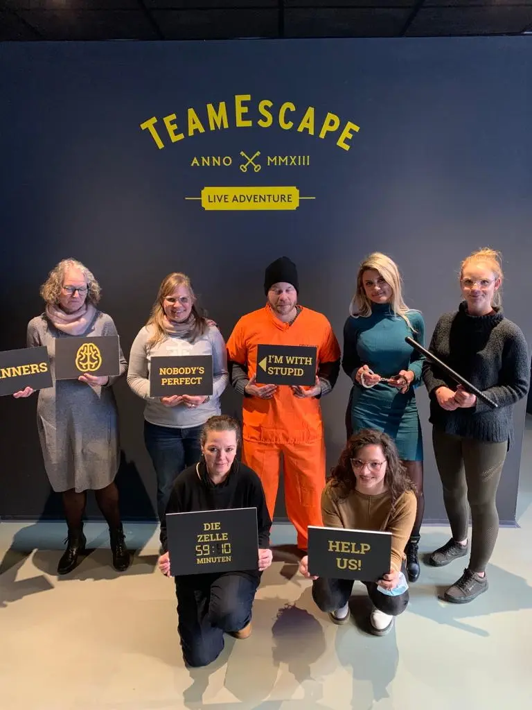 Das Foto zeigt das Team der KiTa "Haus des Kindes" während eines Exit Games!