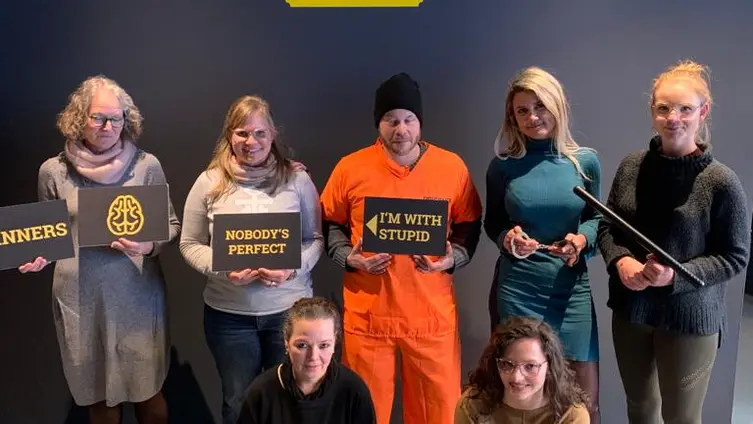 Das Foto zeigt das Team der KiTa "Haus des Kindes" während eines Exit Games!