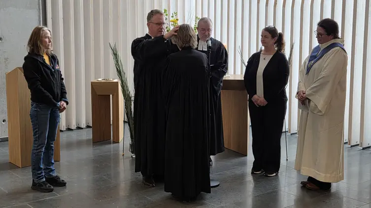 Die Pfarrerin wird mit Handauflegen gesegnet