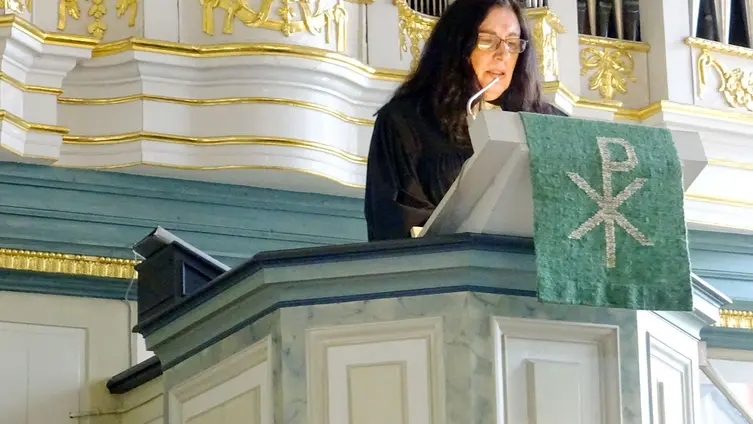 Gottesdienst mit Amtseinführung von Pfarrerin Beate Schwenk - Pfarrerin Beate Schwenk