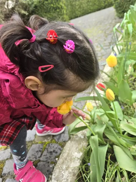 Mira riecht an Frühlingsblumen