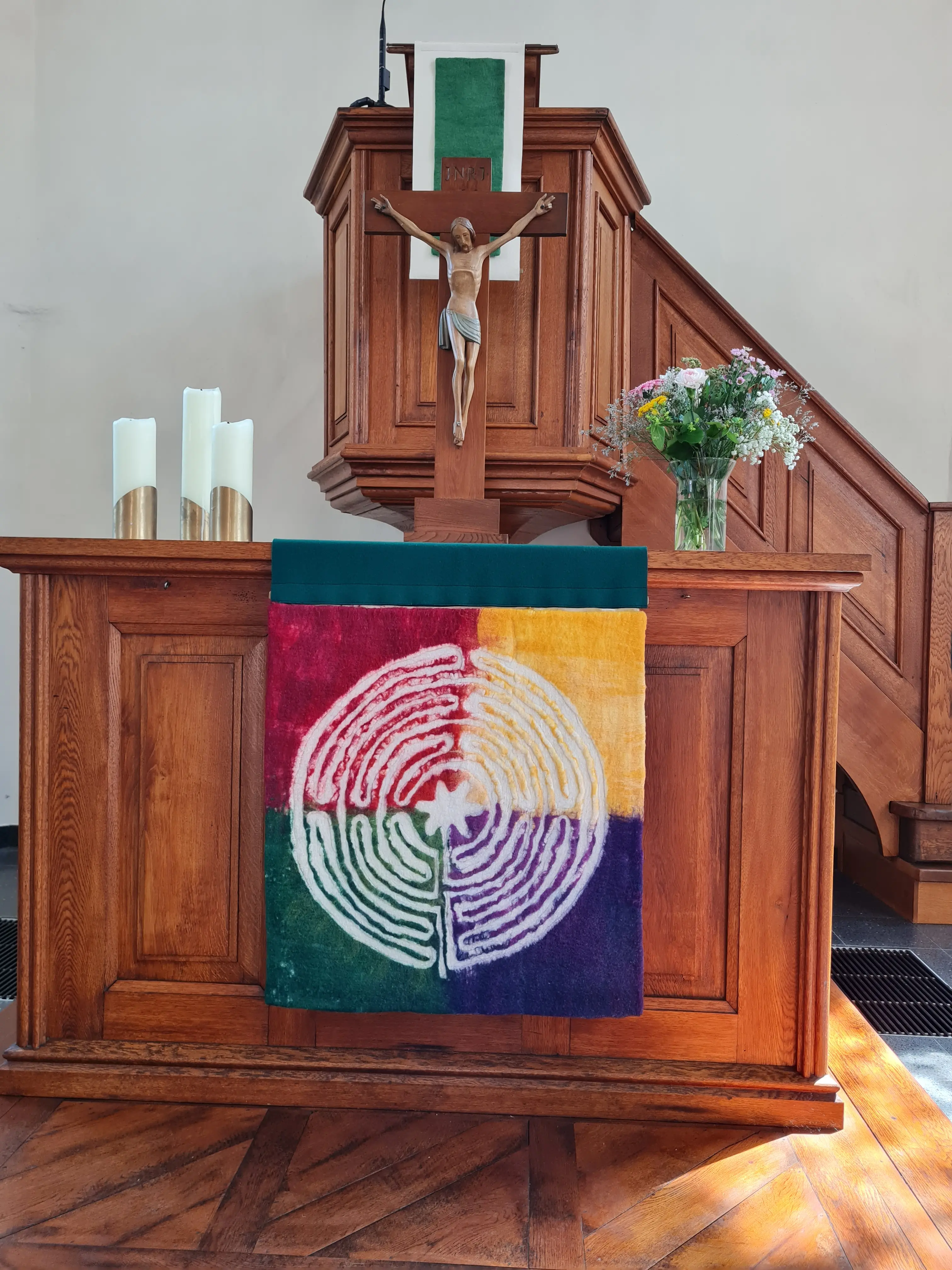 Das Bild zeigt das Parament in der Evangelischen Kirche Harreshausen.