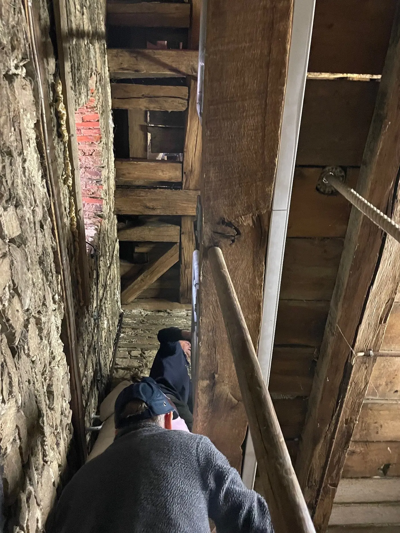 Hoch hinaus geht es bei der Turmbesteigung. enge Holztreppen, viel Gebälk.