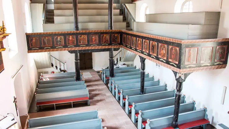 Blick in den Innenraum der evangelischen Kirche Burgholzhausen von der Orgelempore aus.
