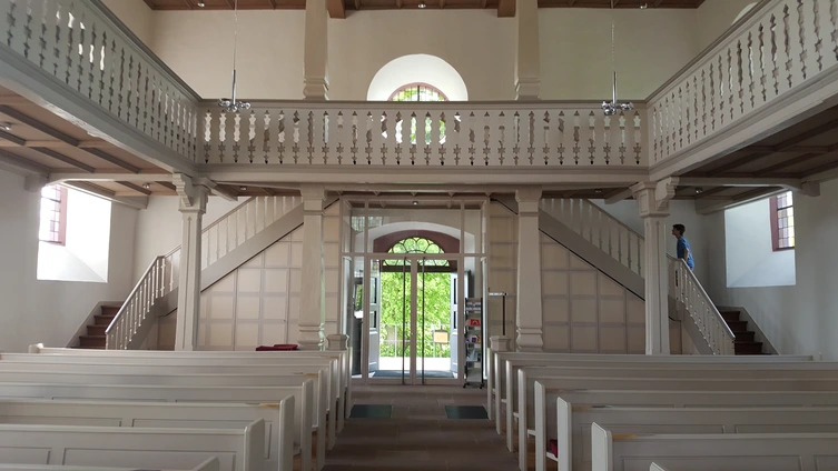Innenansicht mitBlick zu Eingang der evangelischen Kirche Ober-Ramstadt