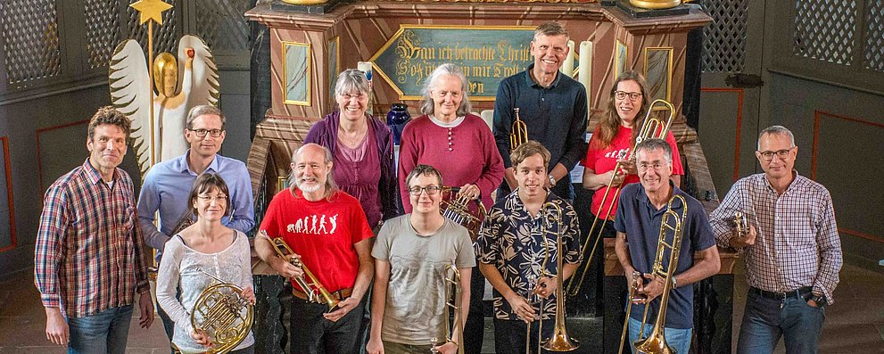 Der Posaunenchor Burgholzhausen im Altarraumm der evangelischen Kirche Burgholzhausen.