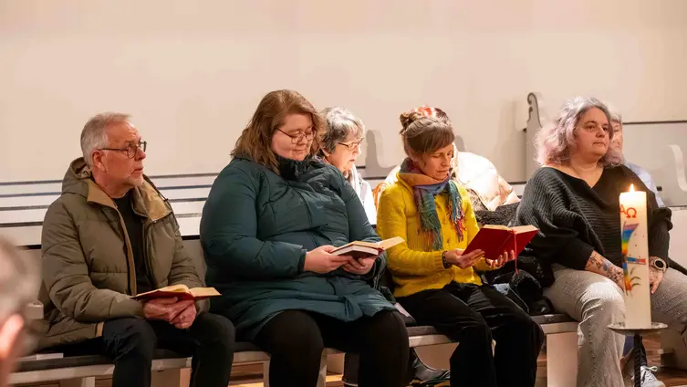 ein Mann und drei Frauen