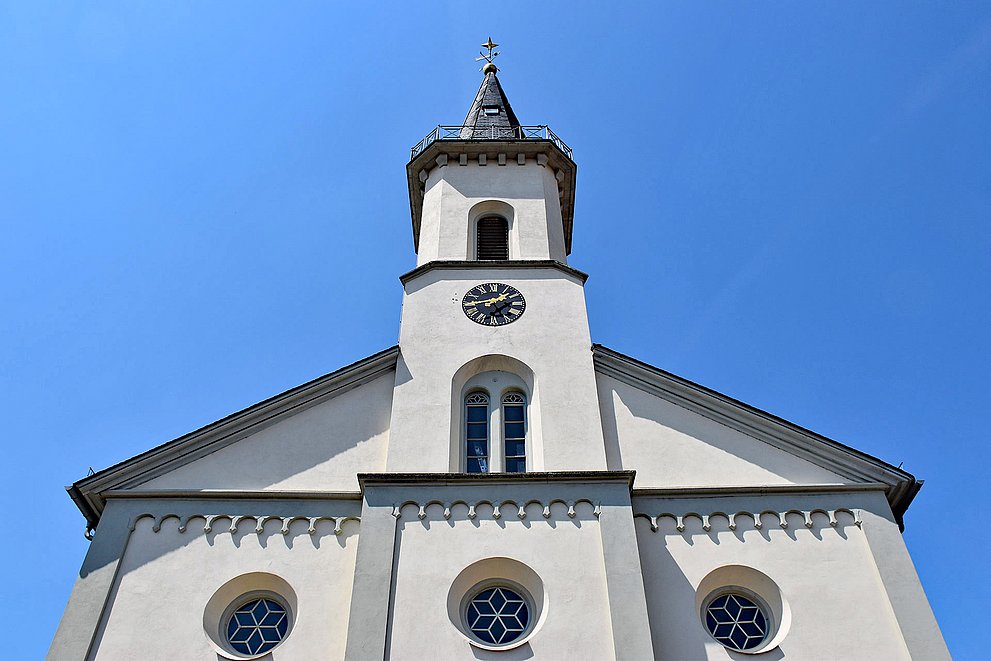 Außenansicht von Dachgeschoss und Turm der Hugenottenkirche Friedrichsdorf.