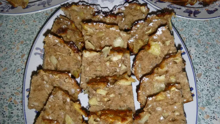 Das Foto zeigt das fertig gebackene und aufgeschnittene Apfelbrot.