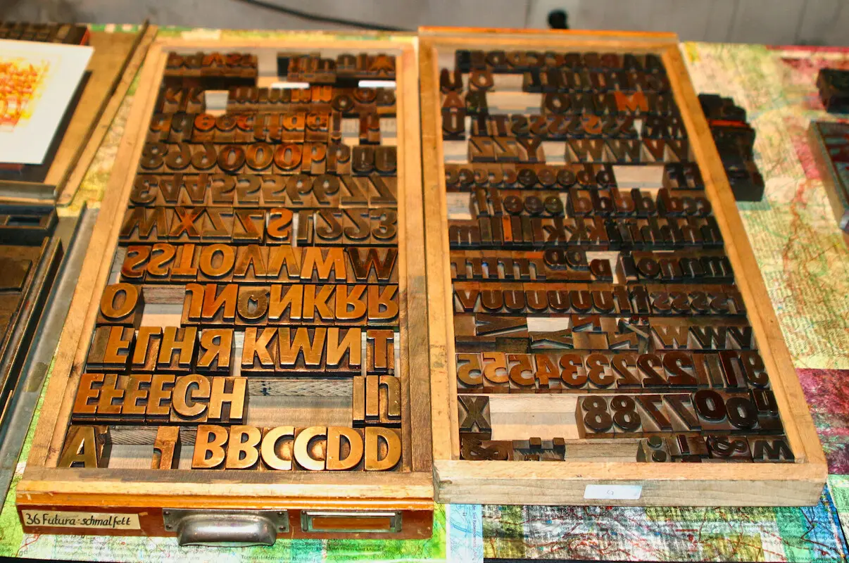 Holzkasten mit Lettern für das Buchdruckverfahren