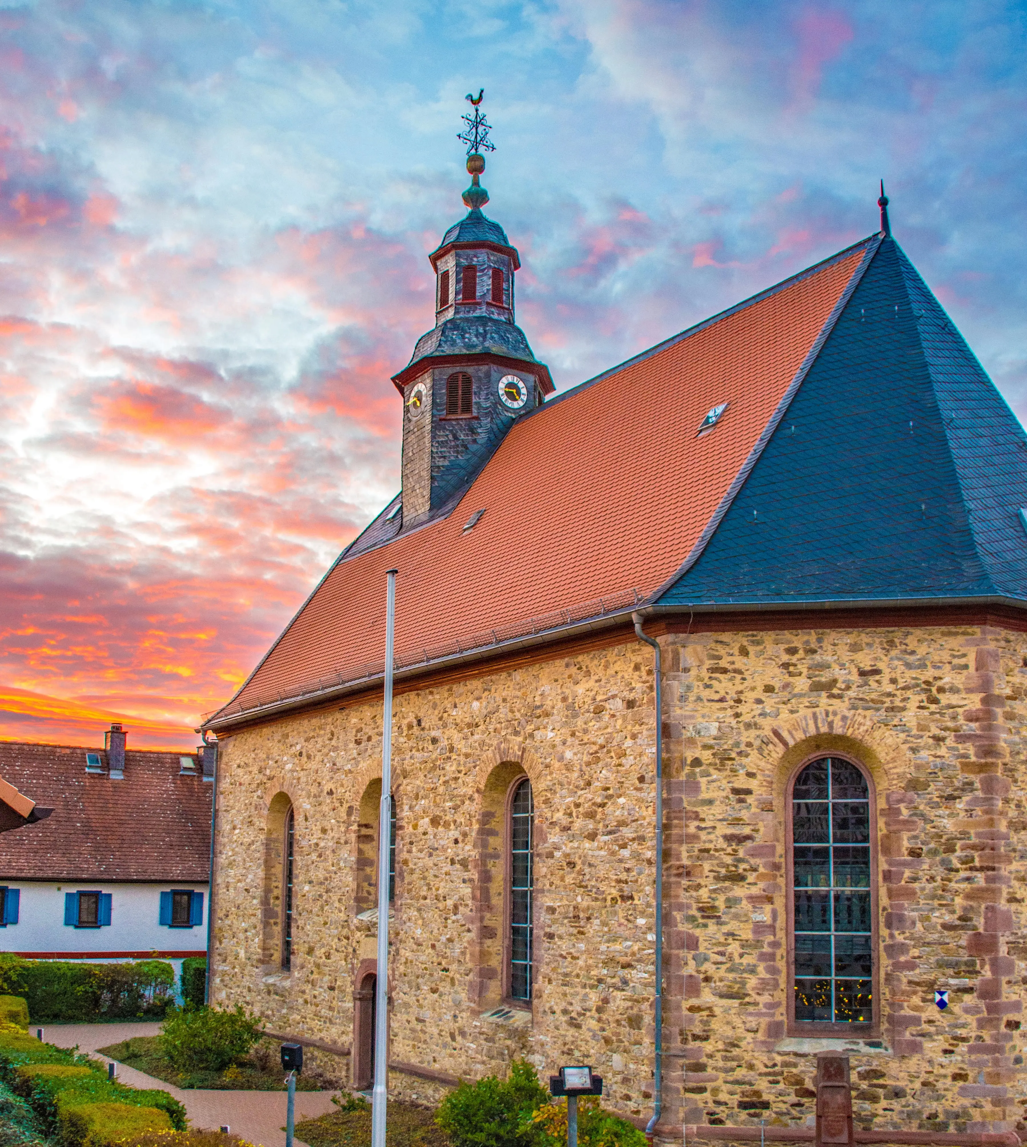 Außenansicht der evangelischen Kirche Burgholzhausen vom Alten Rathaus aus gesehen.