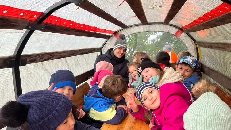 Die Fotos zeigen die KiTa-Kinder bei ihren Aktivitäten während der Waldwochen auf der Scheune.