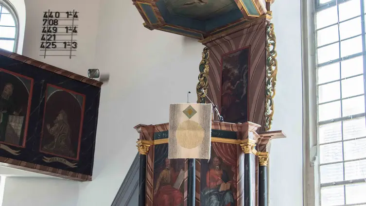 Barocke Kanzel in der evangelischen Kirche Burgholzhausen.