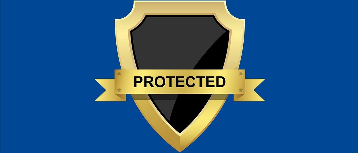 Das Foto zeigt auf blauem Hintergrund eine Art von Logo oder Schutzschild in Gold und Schwarz mit der Schrift Protected.