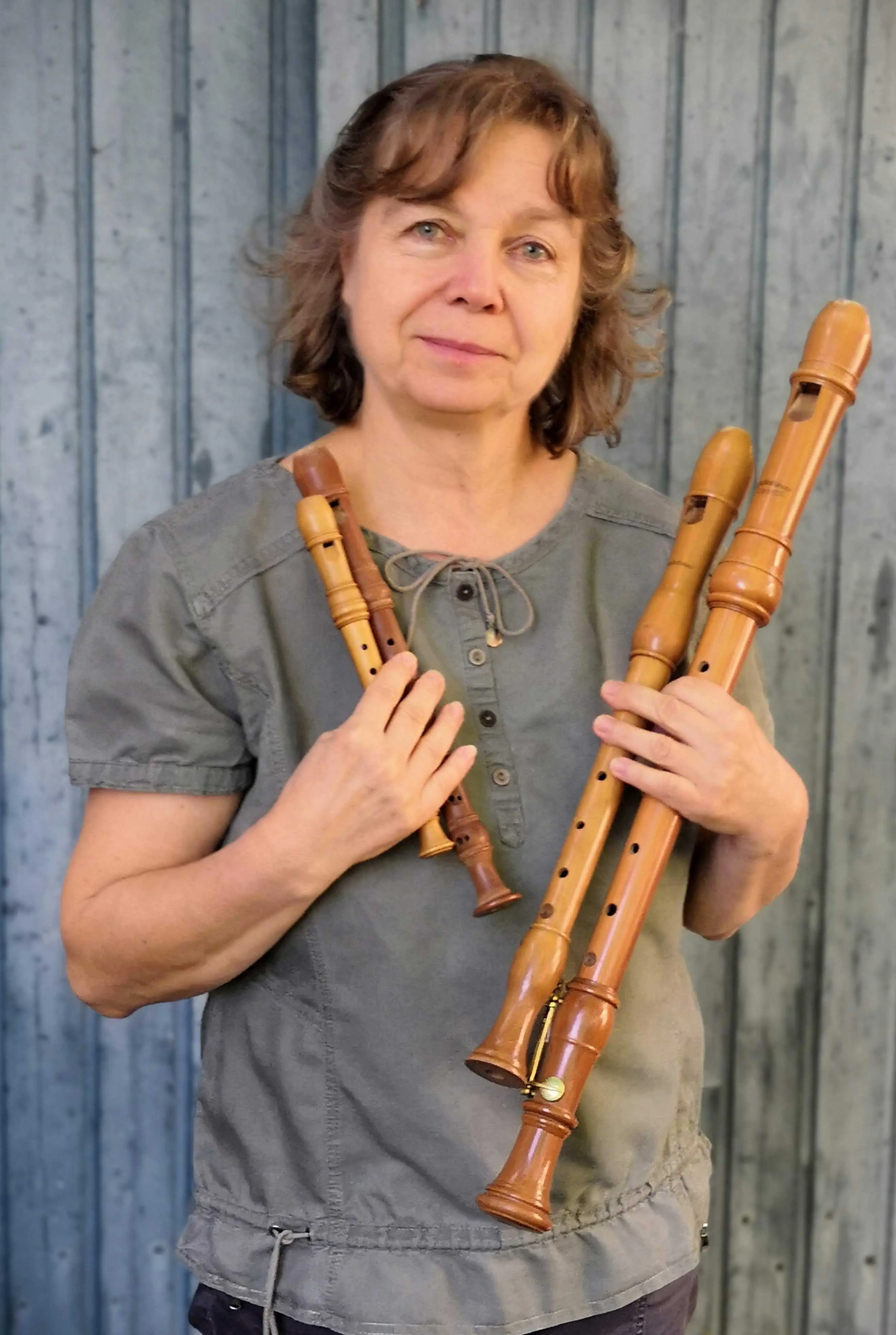 Annette Hannappel, Leiterin des Flötenkreises Burgholzhausen hält unterschiedliche Blockflöten in den Händen.