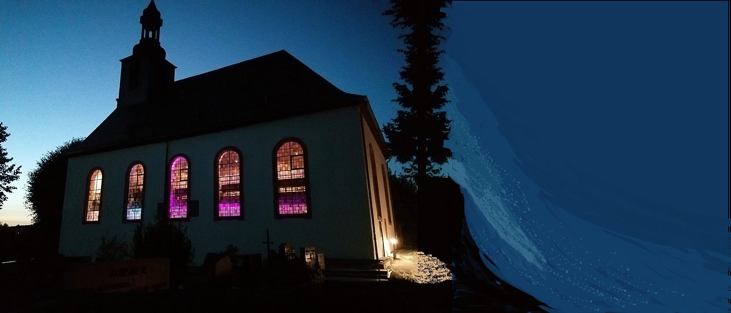 Bunt beleuchtete Kirche in Ober-Ramstadt