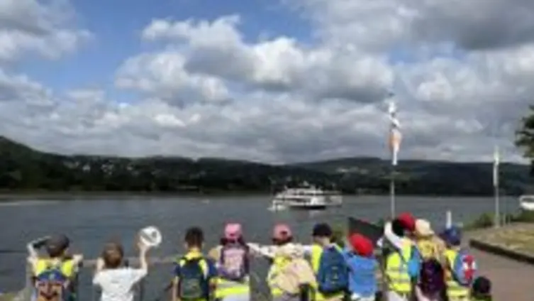Die Kindergartenkinder unternahmen eine Wanderung am Rhein entlang über die Martinskapelle, Spielplatz und über den Ameisenweg wieder in die KiTa.