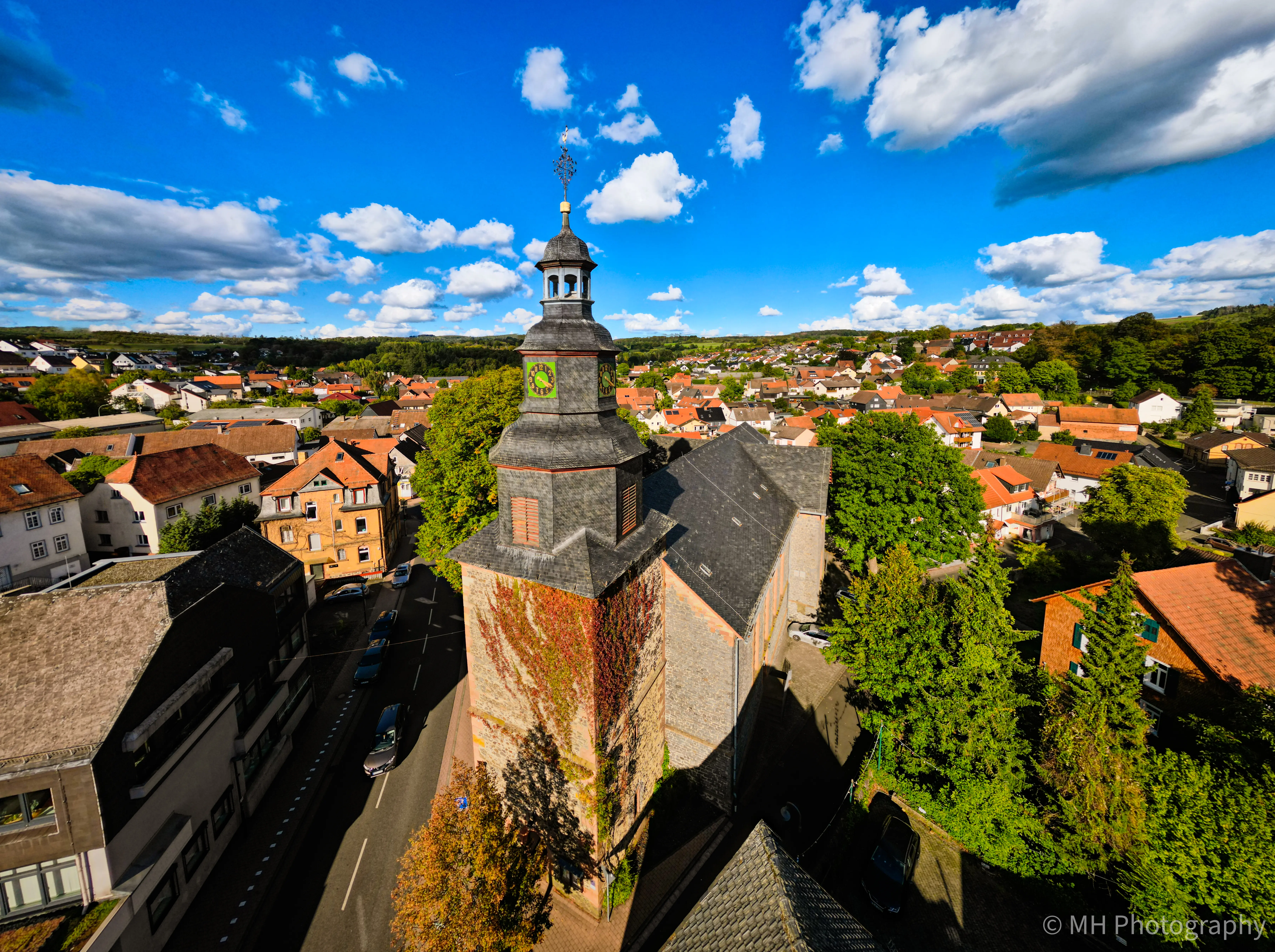 Luftaufnahme der evangelischen Kirche Gedern