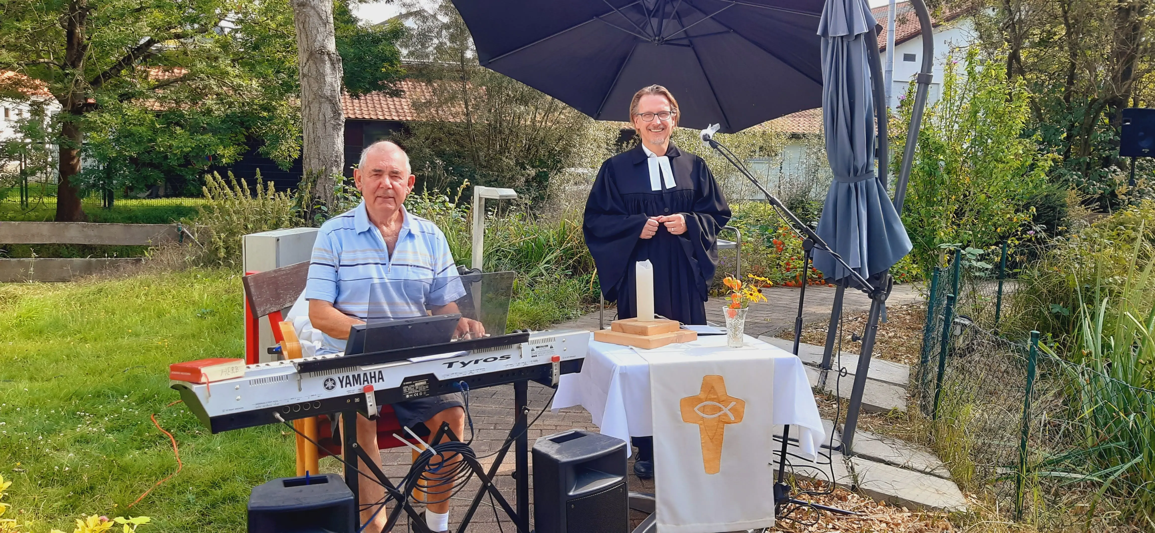 Zu einem „Gartengottesdienst“ luden Pfr. Uwe Buß und Organist Franz Herb die Bewohner des Johanniterhauses ein (Foto: Uwe Buß)