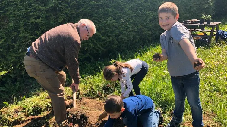 Die Fotos zeigen die Kinder der KiTa während ihrer Erdbeerplanzaktion.