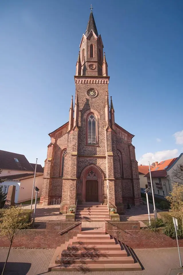 Frontansicht der evangelisch-lutherischen Kirche Seulberg mit Treppeaufgang..