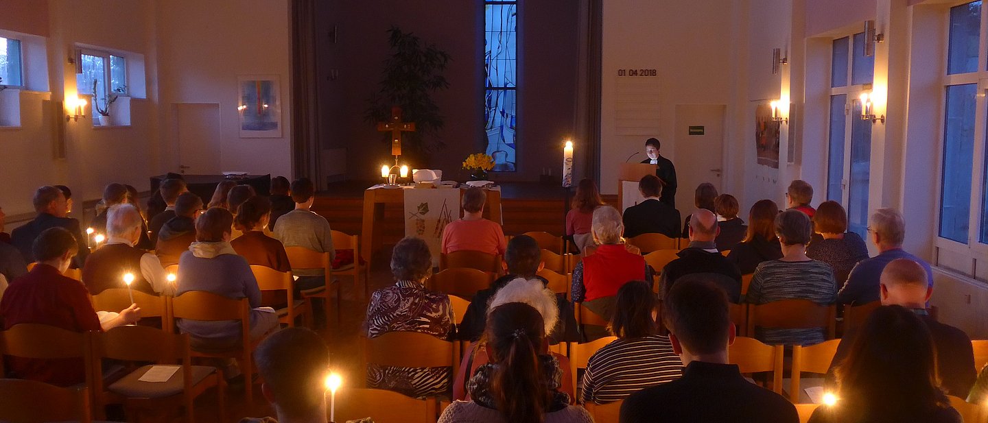 Wichernkirchsaal beim Gottesdienst am Abend