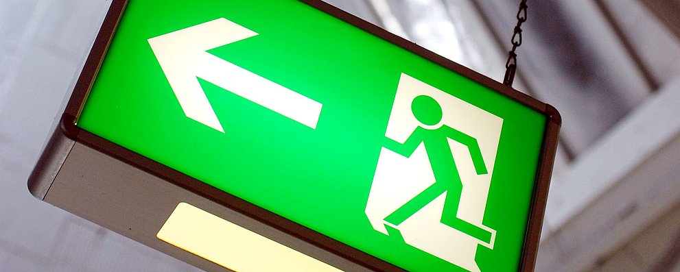 Grünes Hinweisschild zum Notausgang