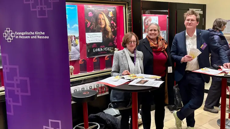 Bernhard Lauxmann (Geschäftsstelle), Susanne Claußen (regionale Beauftragte) und Annette Schnarchendorff (Öffentlichkeitsarbeit) im Caligari-Kino in Wiesbaden