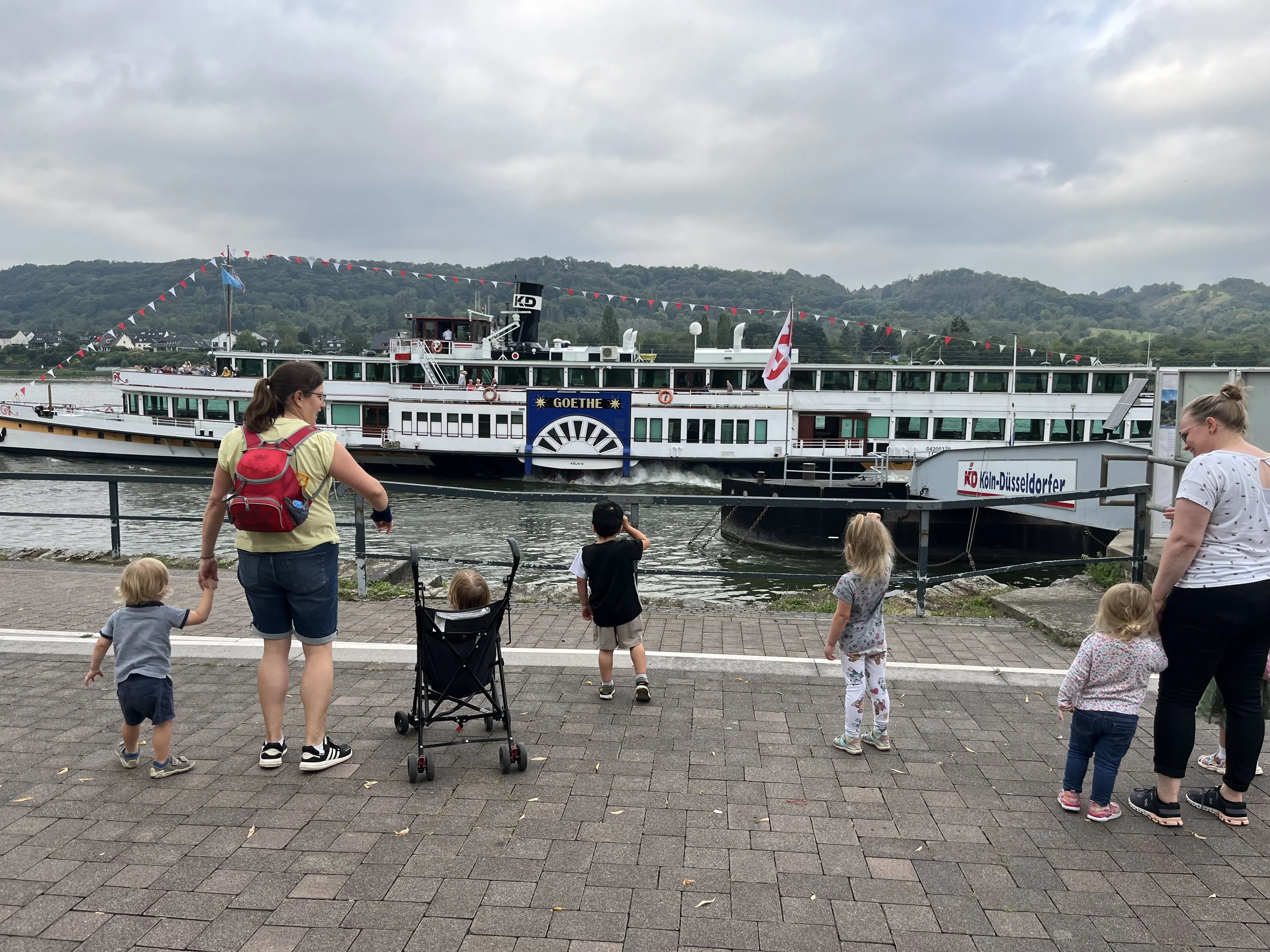 Auf dem Foto sieht man die Kinder der Fledermausgruppe des Haus des Kindes am Rhein, sie bestaunen das Schiff Goethe.