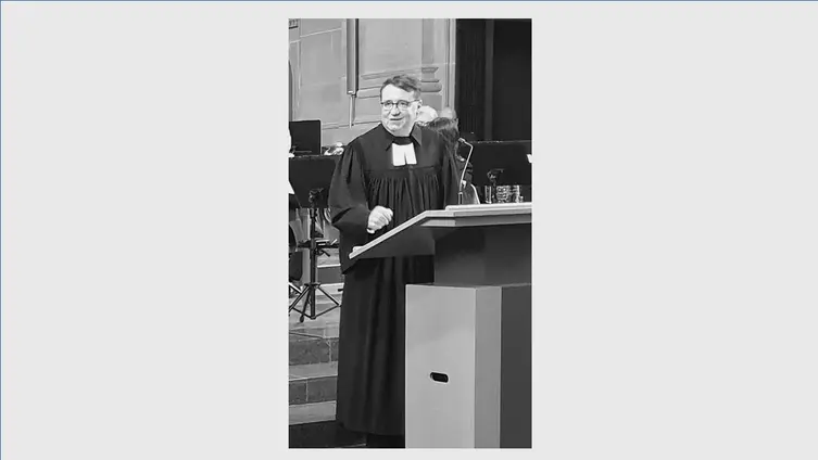 Das schwarz-weiß Foto zeigt Christof Schuster bei einer Predigt
