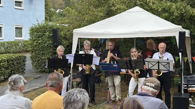 Die Band Die Saxophoniker spielt draußen
