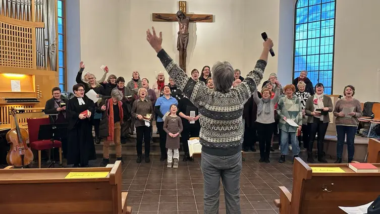 Der Spontanchor im Altarraum der Ginsheimer Kirche