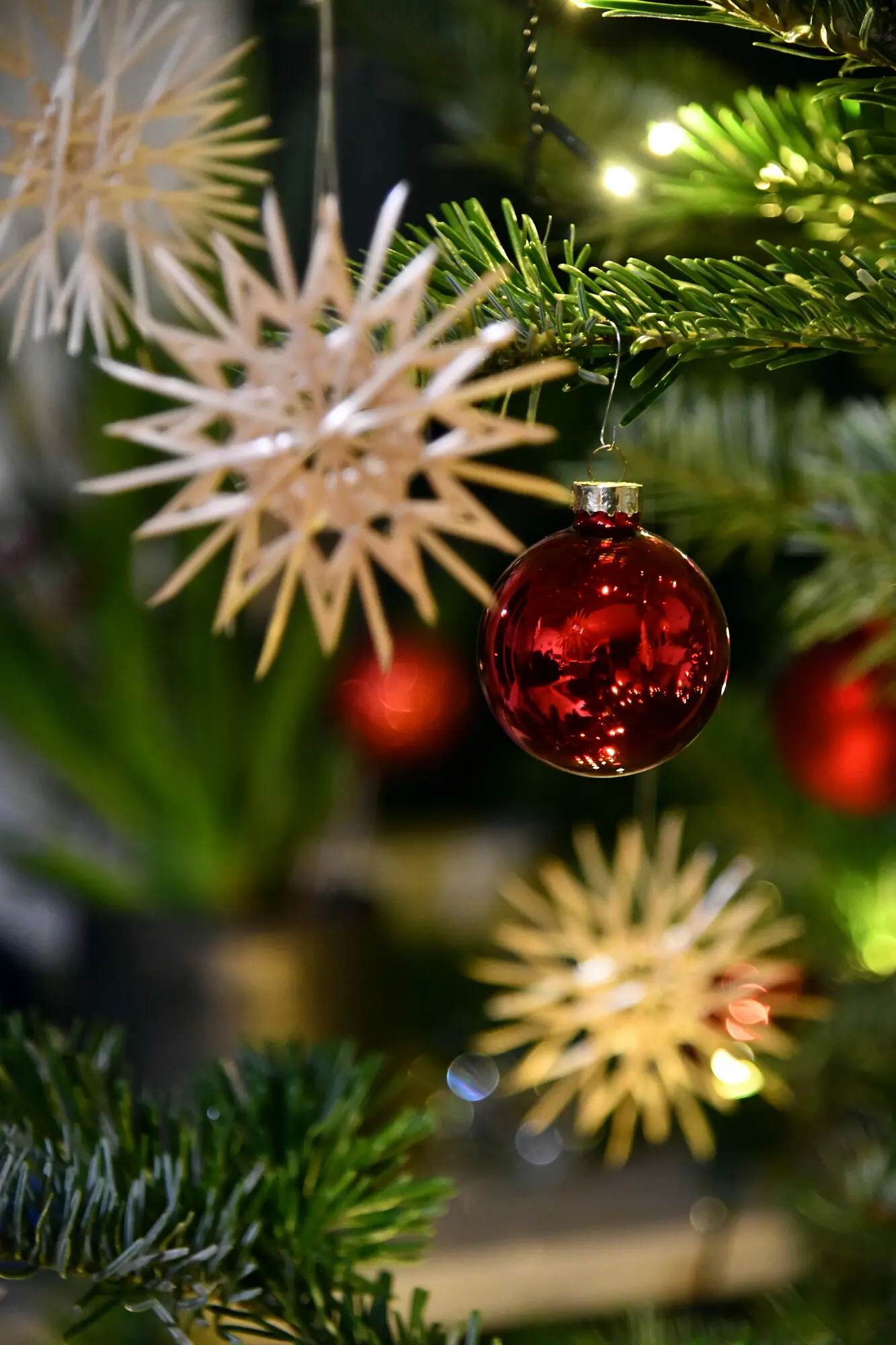 Detailaufnahme Weihnachtsbaum mit Kugeln und Strohsternen
