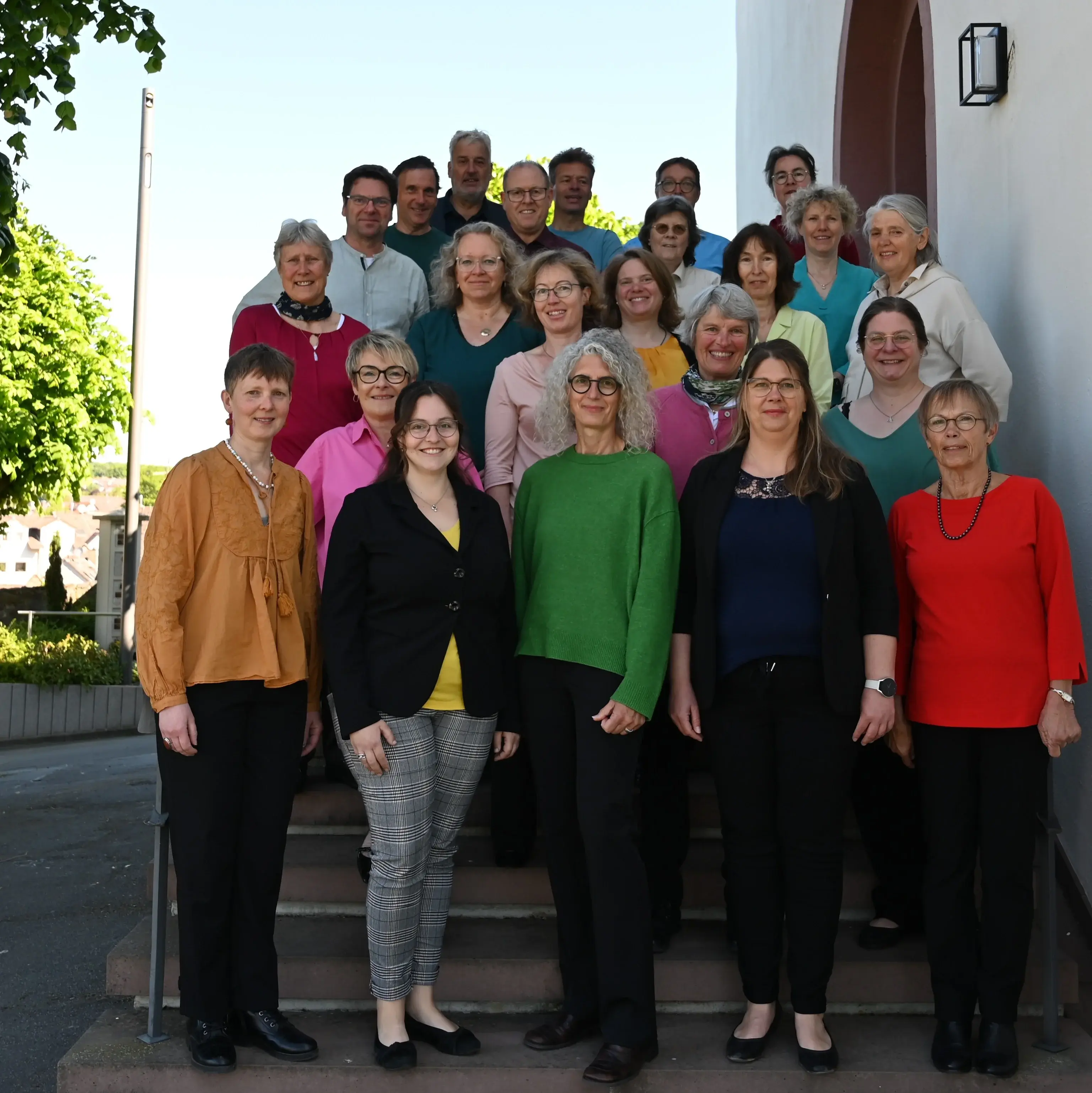 Mitglieder des Chors der Evangelischen Kirchengemeide Ober-Ramstadt auf der Eingangstreppe zur Kirche