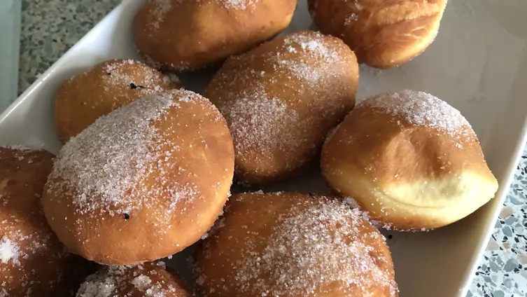 Die Fotos zeigen den 1. Backtag in der KiTa!