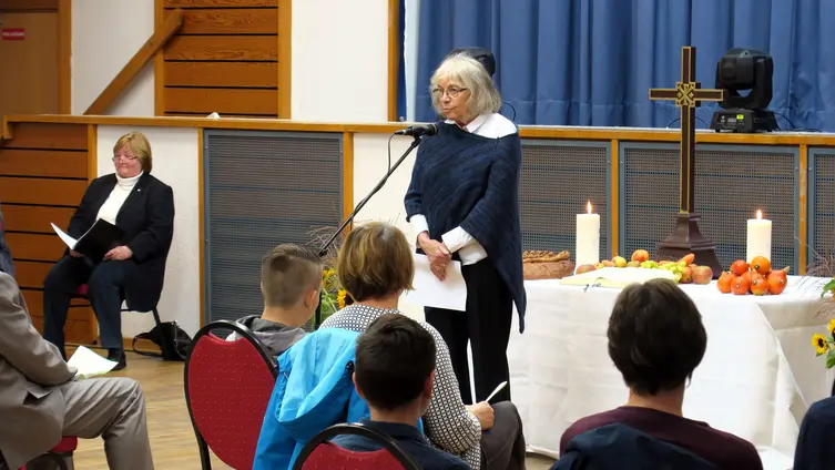 Gottesdienst zum Erntedank mit Begrüßung und Vorstellung der Konfirmandinnen und Konfirmanden am 03.10.2021 im Volkshaus