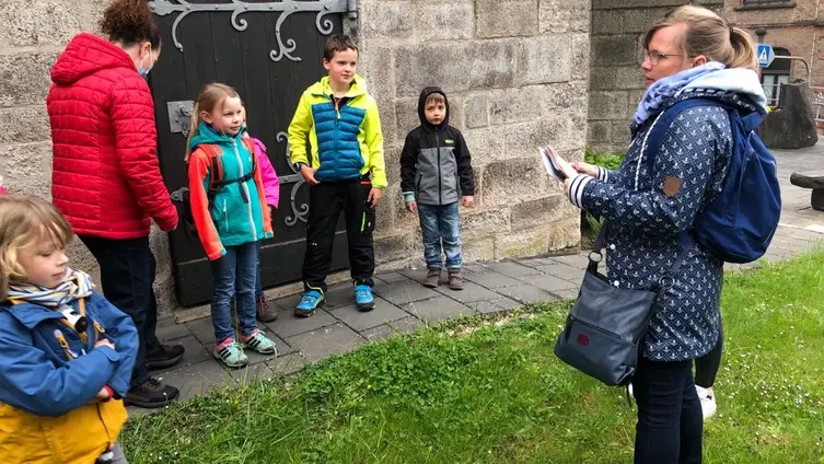 Das Foto zeigt eine gemeindame Aktivität der Eltern, Kinder und Erzieher des Haus des Kindes während des Familienausfluges!