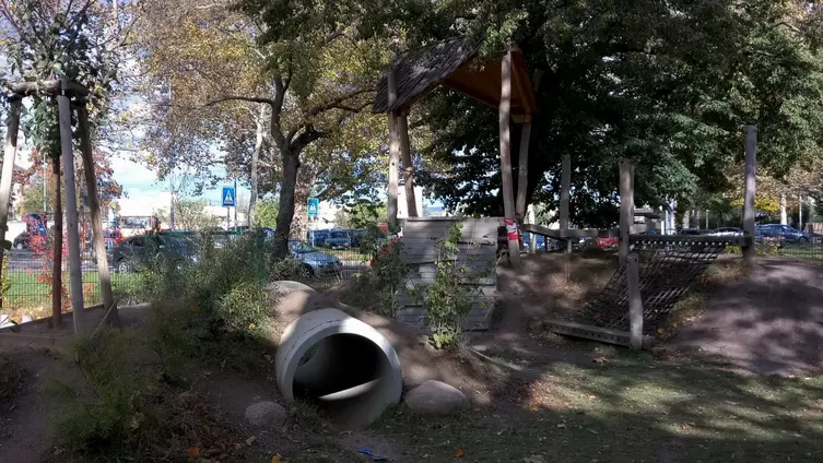 Kletterturm und Kriechröhre
