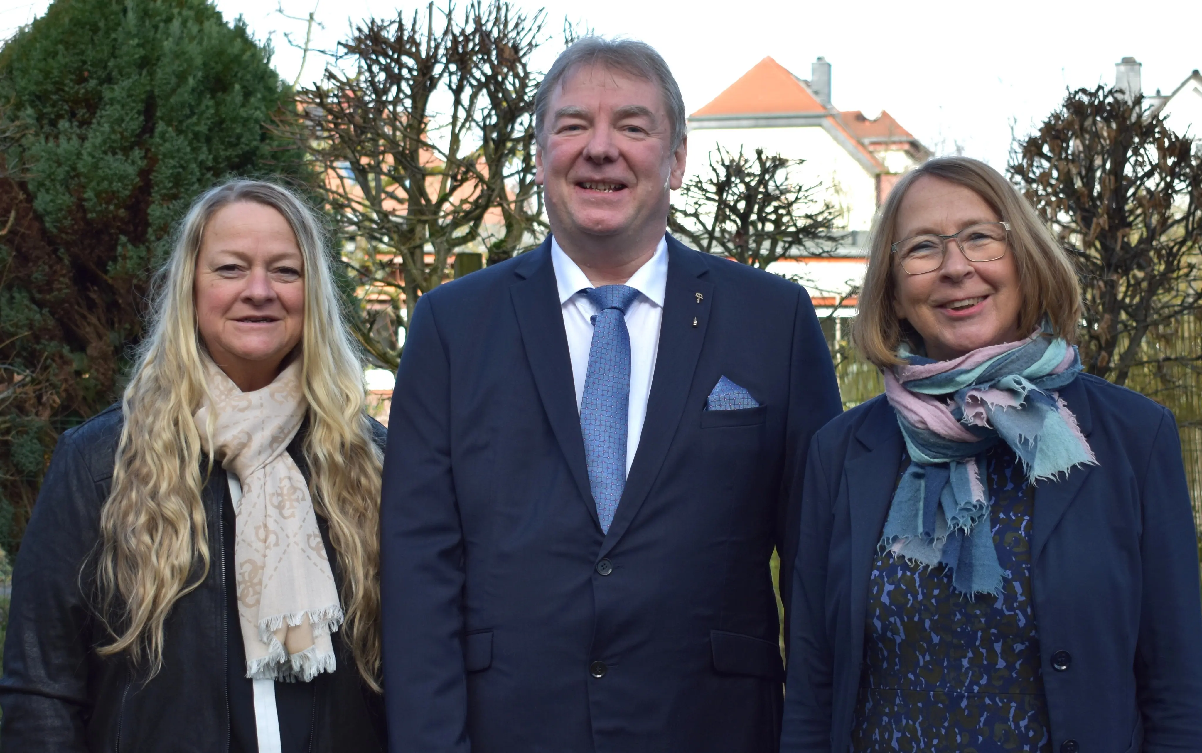 Links und Rechts im Bild  Peggy Hoffmann und Stefanie Limberg, Leiterinnen Regionale Diakonie Main- und Hochtaunus. Bildmitte: Rüdiger Ottinger, Kaufmännischer Leiter Regionale Diakonie Main- und Hochtaunus