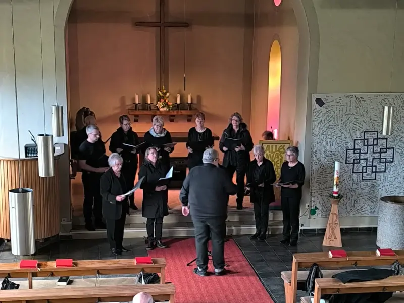 Ev. Kirchenchor Rennerod bei einem Auftritt im Altarraum der Ev. Kirche Rennerod