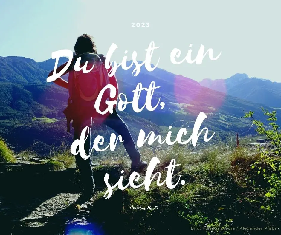 Du bist ein Gott, der mich sieht. Genesis 16,13 Jahreslosung 2023 Bild / Text Komposition mit einer Wanderin