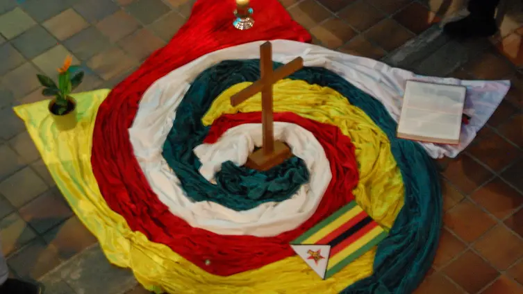 Das Foto zeigt die aus Stoffbahnen nachgelegte Fahne Simbabwes.