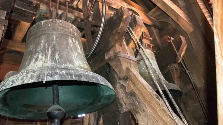 Blick in den Glockenturm der evangelischen Kirche Burgholzhausen.