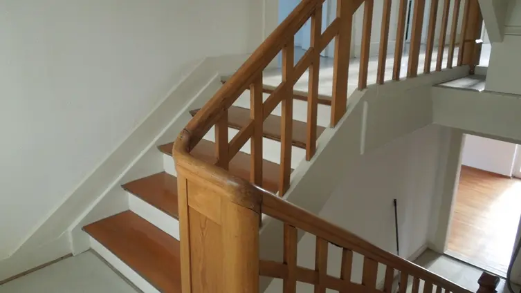 Treppenaufgang zum 1. Stock - vorher