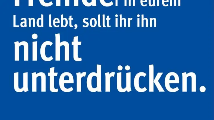 Ein blaue Grafik mit weißer Schrift zeigt den biblischen Vers.