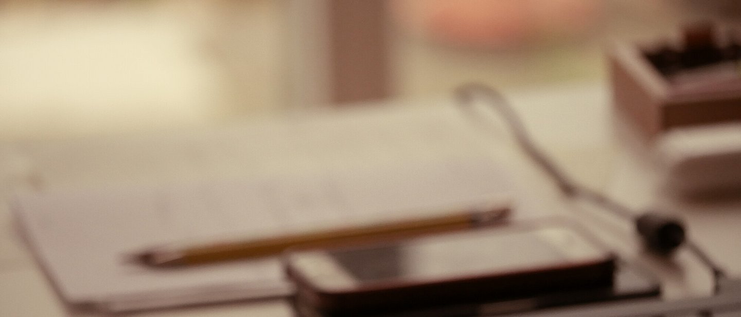 Ein Arbeitsplatz als unscharfer Hintergrund