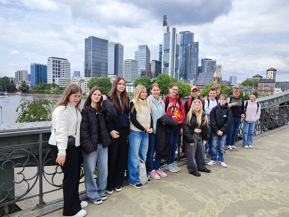 Konfigruppe auf einer Brücke vor der Skyline von Frankfurt.