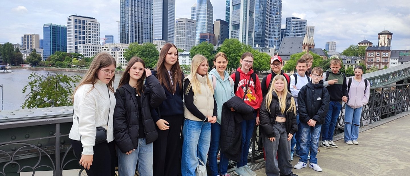 Konfigruppe auf einer Brücke vor der Skyline von Frankfurt.