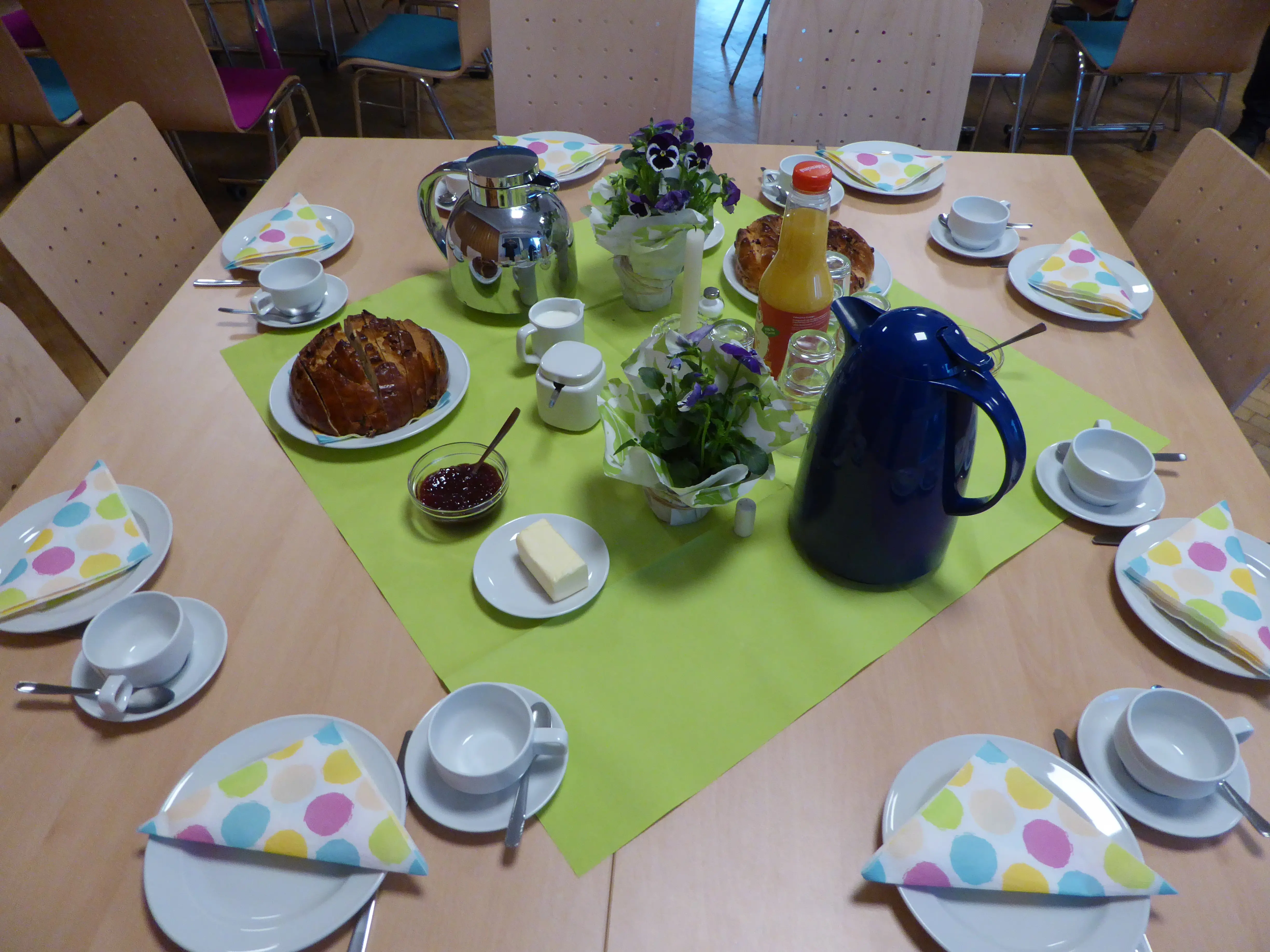 Gedeckter Tisch mit Kaffeekanne im Ev. Gemeindezentrum