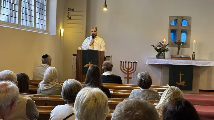 Ein Imam spricht von einer christlichen Kanzel